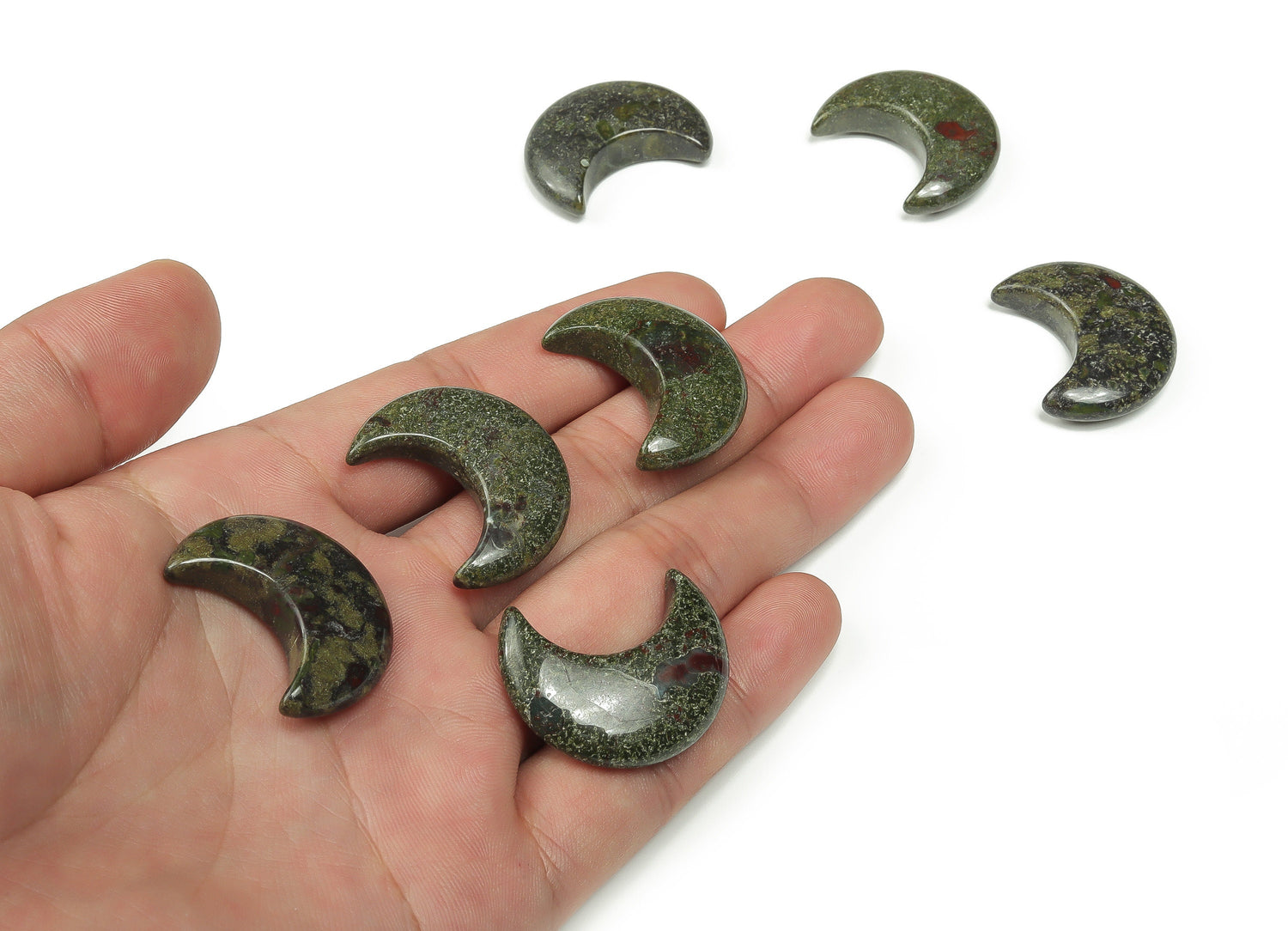 Lune en jaspe sang de dragon - Lune en cristal - Lune sculptée - Cristal de guérison - Croissant de lune en pierre précieuse - 3 x 1,6 cm - MO1034