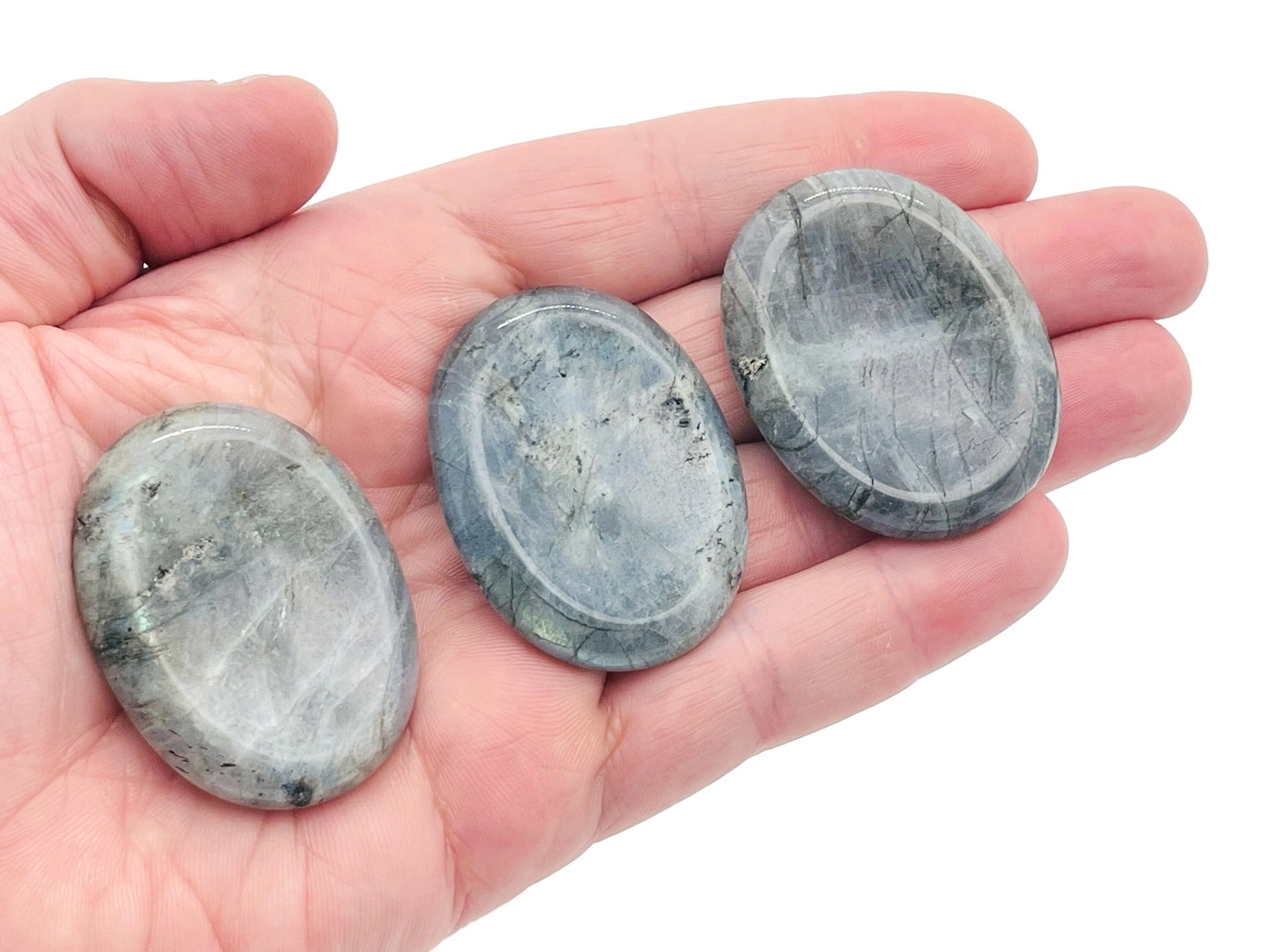 Labradorite worry stone from GemstoneGO, 4.5x3.5cm, featuring iridescent, soothing crystal polished for stress relief and meditation.