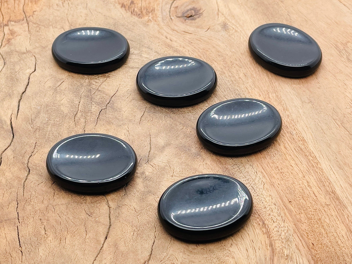 Obsidian worry stone from GemstoneGO, 4.5x3.5cm soothing crystal for stress relief and meditation practice.