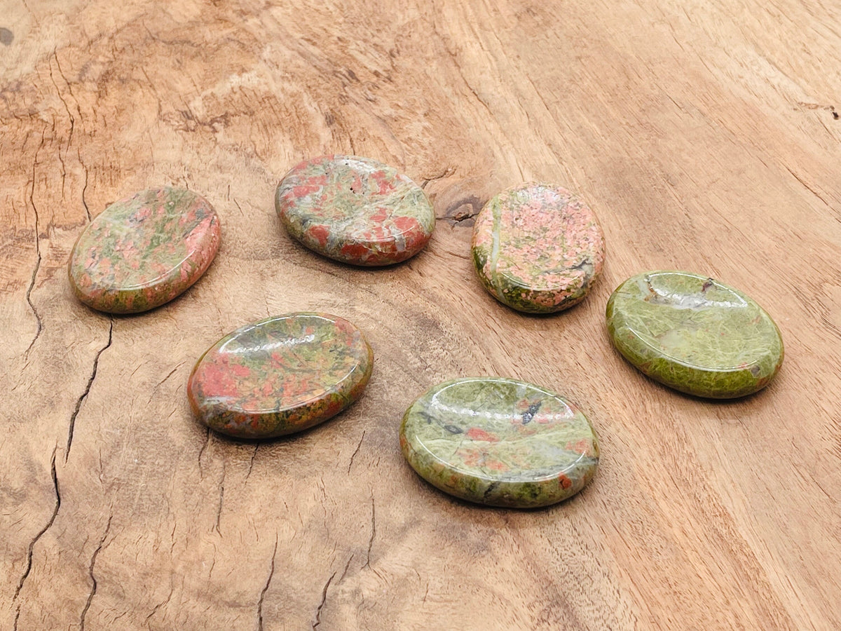Unakite worry stone from GemstoneGO, 4.5x3.5cm smooth crystal for stress relief and meditation.