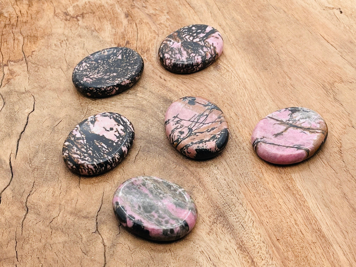 Rhodonite worry stone from GemstoneGO, soothing pink and black crystal, 4.5x3.5cm, smooth polished gemstone for stress relief