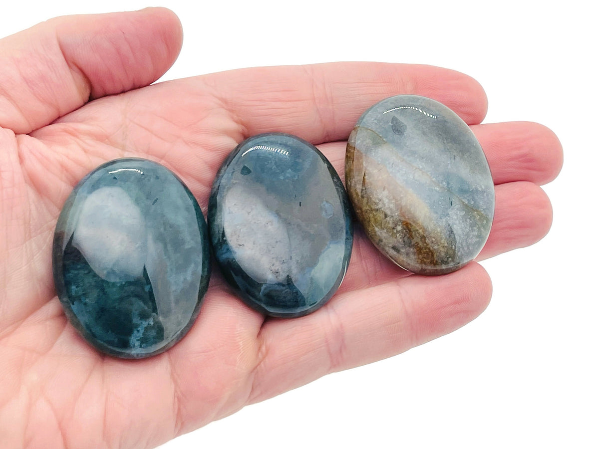 Moss agate palm gemstone spa stone, 45x35mm, showing green and brown mineral patterns on smooth polished surface.