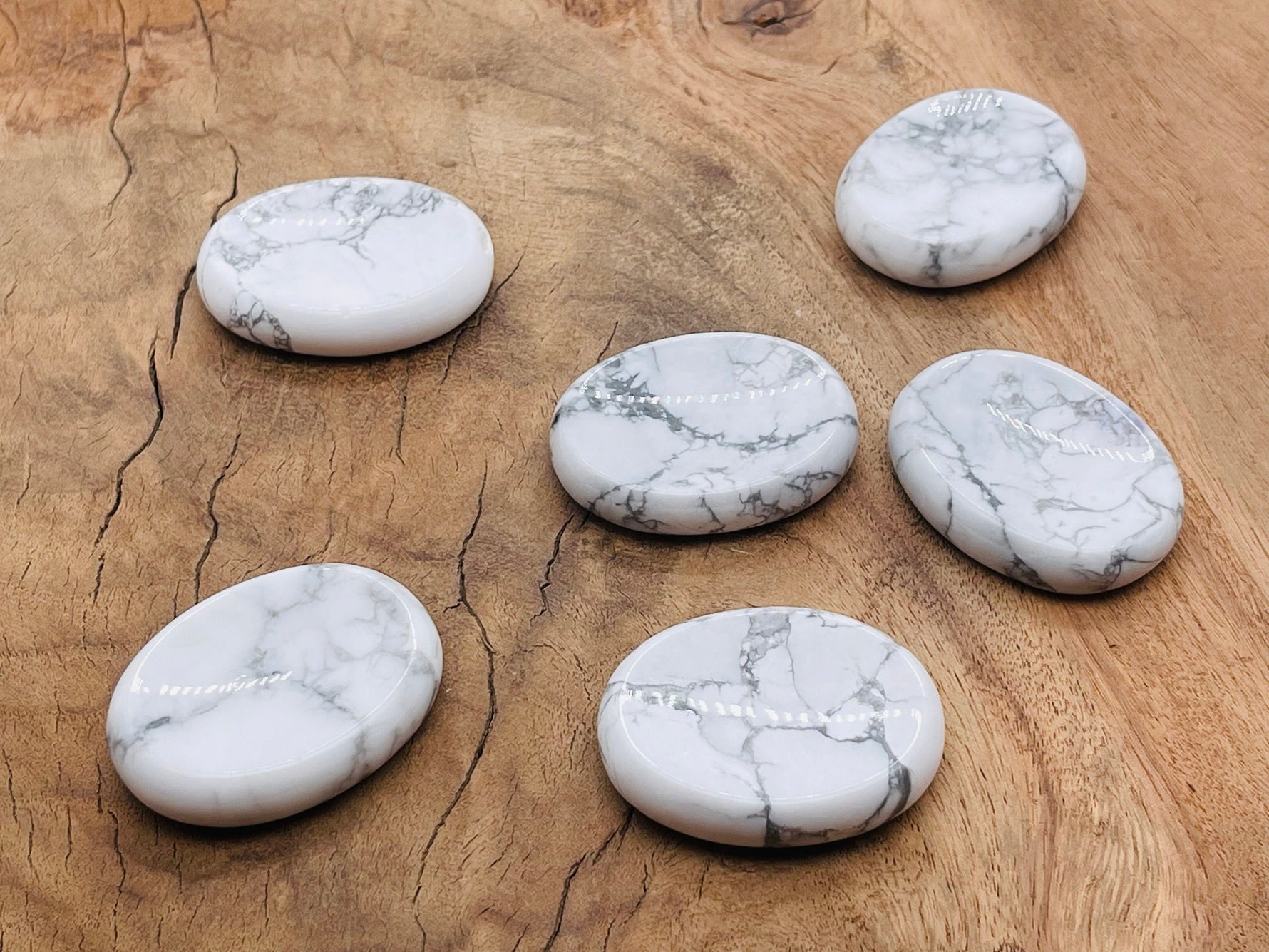 Howlite worry stone from GemstoneGO, soothing crystal, 4.5x3.5cm, smooth polished gemstone for stress relief and calming touch.