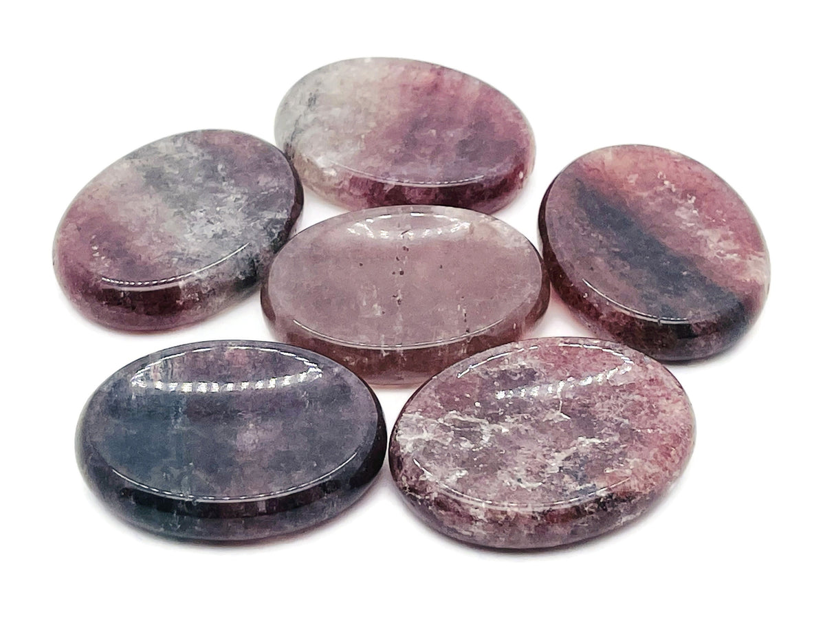 Strawberry Quartz worry stone from GemstoneGO, smooth 4.5x3.5cm crystal for stress relief and meditation.