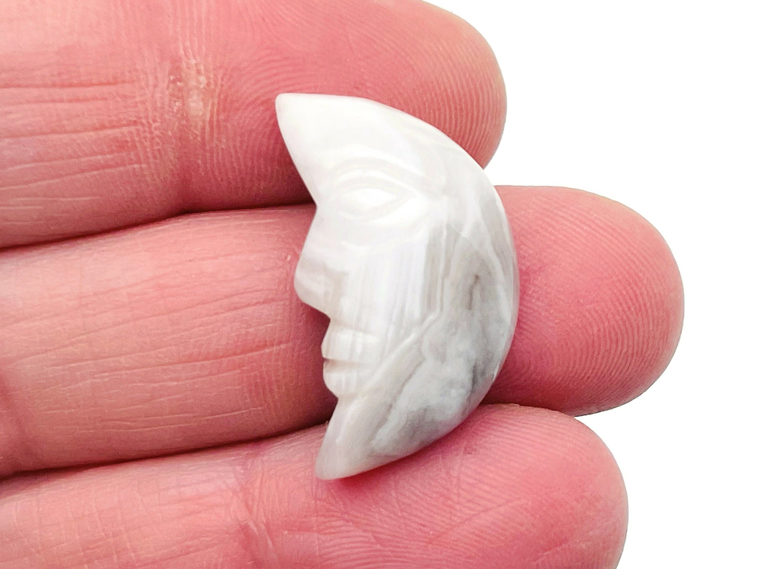 Visage de lune en cristal d'agate blanche - Lune souriante en cristal - Lune sculptée en pierre précieuse - Cristal de guérison - Croissant de lune en pierre précieuse ?€? 25 mm ?€? MS1013