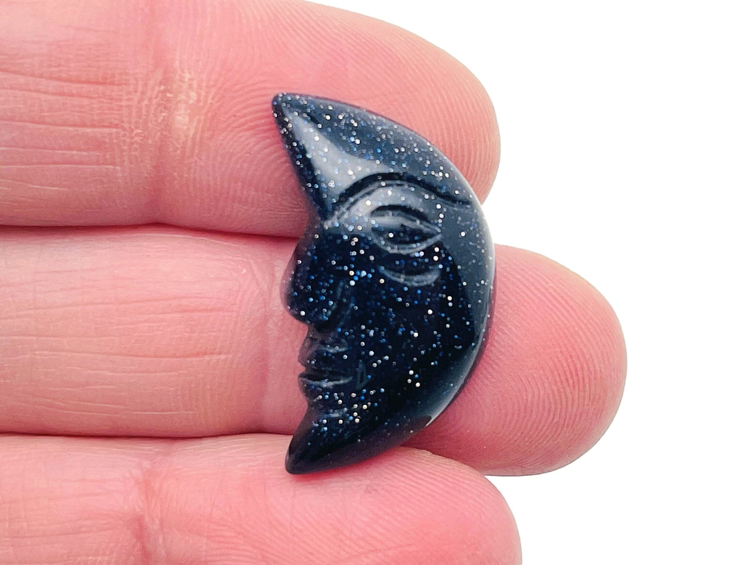 Visage de lune en cristal de pierre de soleil bleue - Lune souriante en cristal - Lune sculptée en pierre précieuse - Cristal de guérison - Croissant de lune en pierre précieuse ?€? 25 mm ?€? MS1010