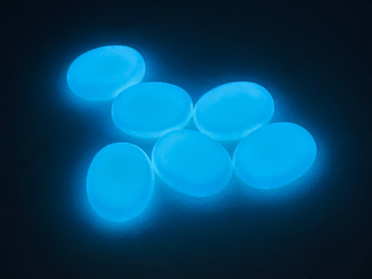 Luminous worry stone from GemstoneGO, soothing crystal in 4.5x3.5cm size, with a glowing, polished surface for stress relief.