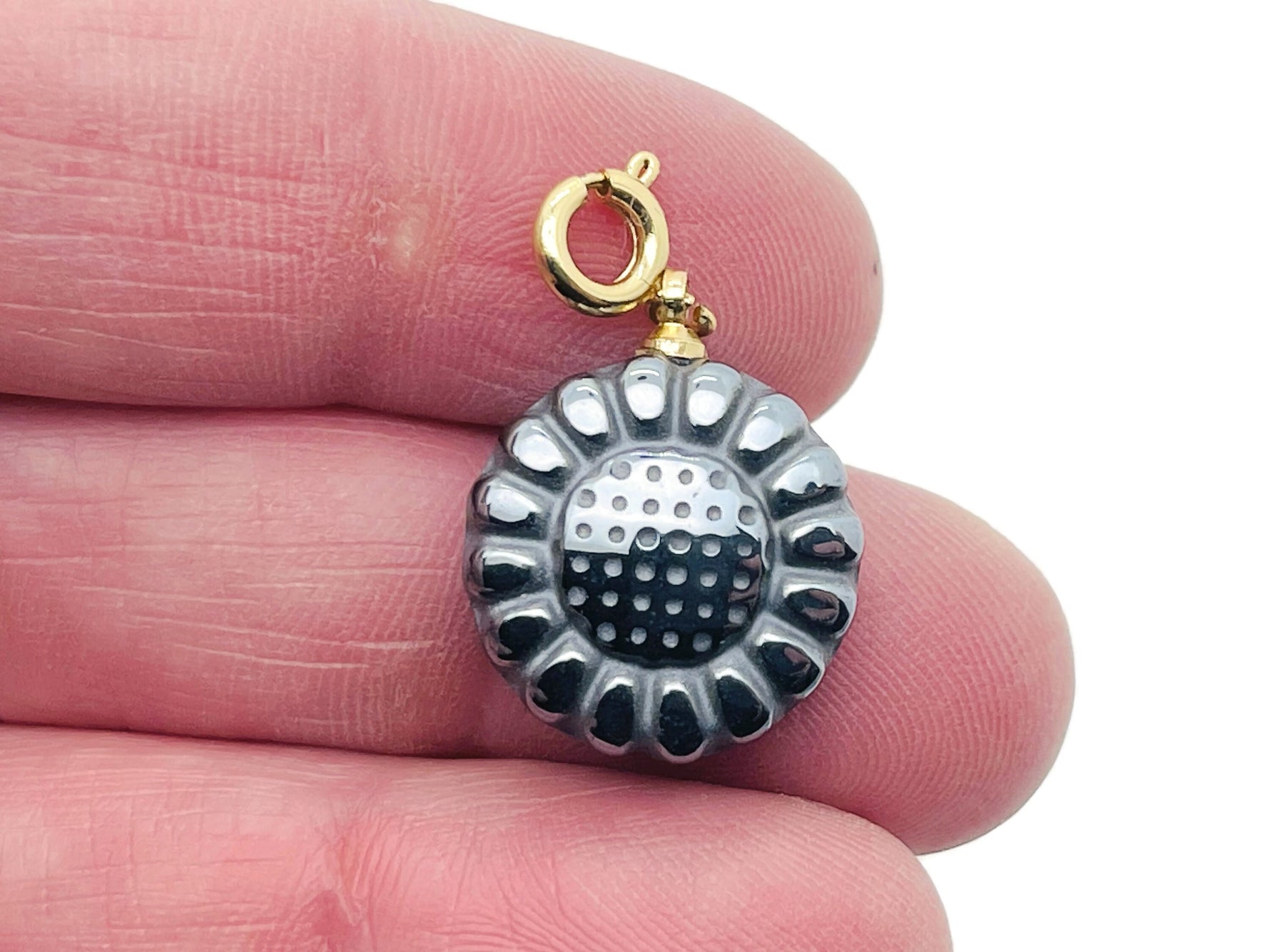 Terahertz Daisy gemstone pendant by GemstoneGO, featuring a delicate flower-shaped design in vibrant gemstone for jewelry making.