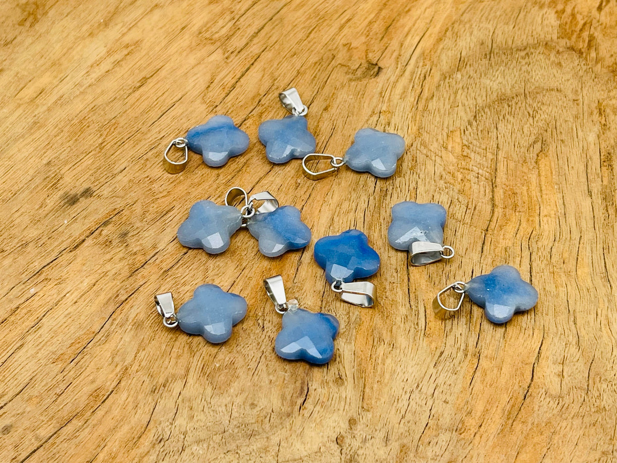 Blue aventurine four-leaf clover crystal pendant for DIY jewelry making, featuring a polished gemstone and detailed craftsmanship.