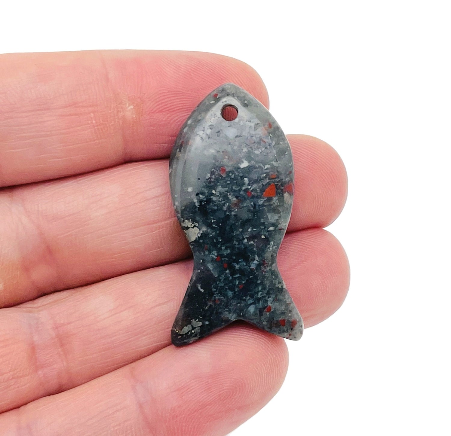 African Bloodstone Fish Carving Gemstone Pendants - Pisces Zodiac Hole Crystal - NC1401