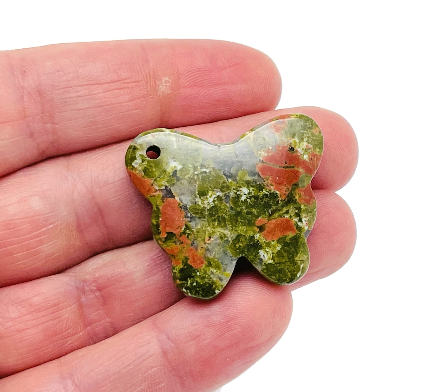 Pendentif papillon en pierre précieuse unakite - Bijou en cristal ajouré - Papillon sculpté en cristal - Collier de cristal aux vertus thérapeutiques - NC1434