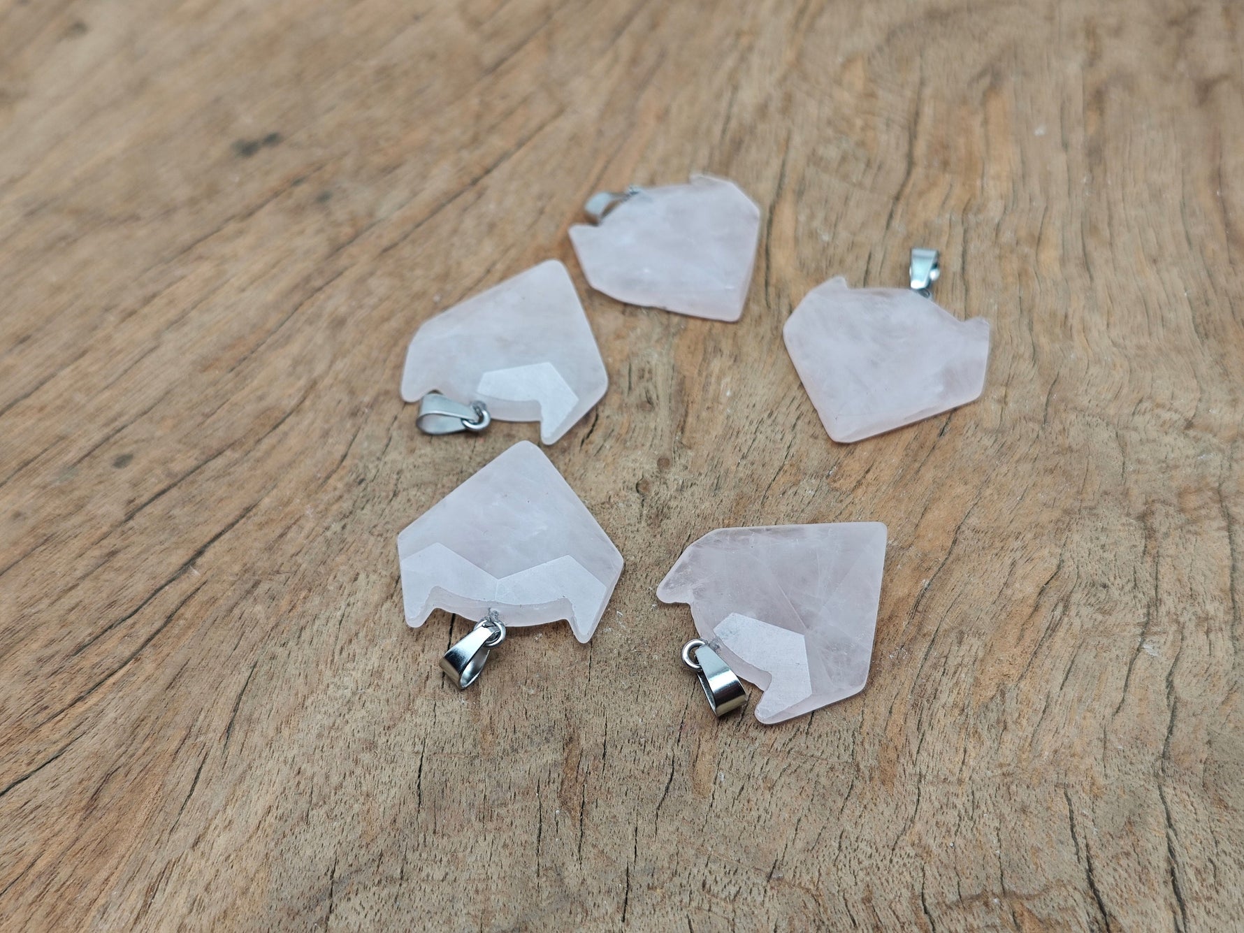 Rose quartz wolf head gemstone pendant from GemstoneGO, featuring detailed crystal jewelry with a polished rose quartz finish.