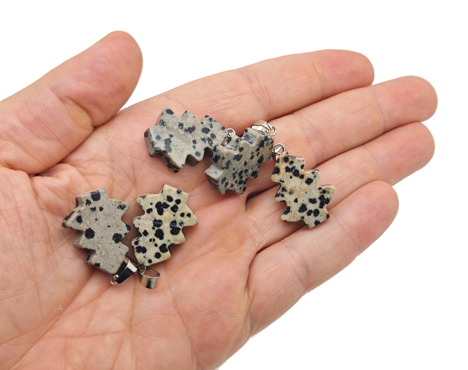 Pendentifs en jaspe dalmatien en forme de pin - Pendentif en cristal aux vertus curatives - Mini pendentif en cristal - Cadeaux - NC1638