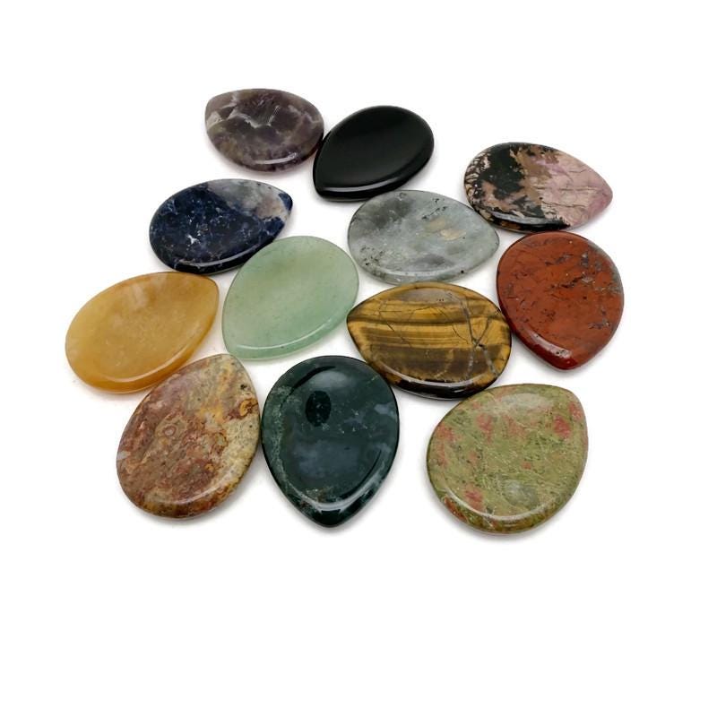 Teardrop-shaped natural worry stone from GemstoneGO, soothing crystal gemstone for relaxation, measuring 4.5x3.5cm.