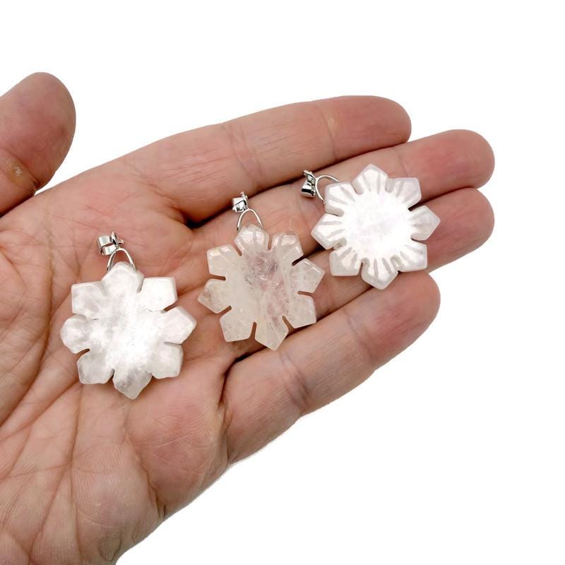 Pendentif flocon de neige en quartz clair ?€? Breloque fleur en cristal sculpté - NC1920