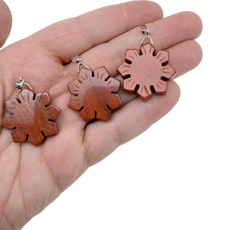 Pendentif flocon de neige en jaspe rouge ?€? Breloque fleur en cristal sculpté - NC1923