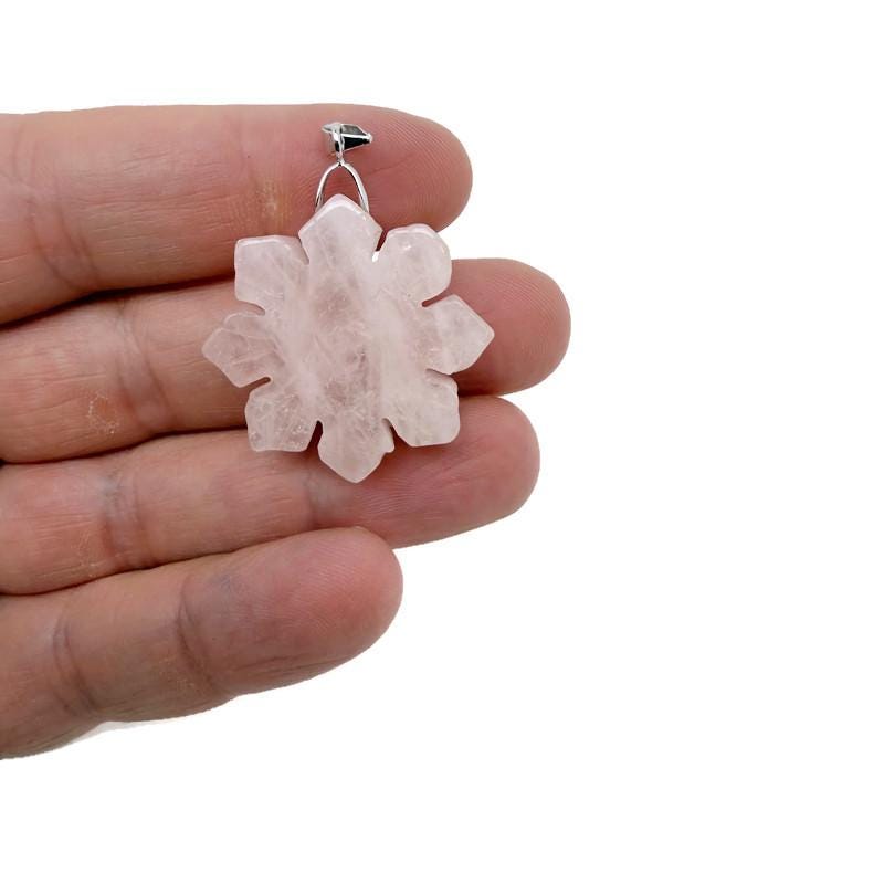 Pendentif flocon de neige en quartz rose - Breloque fleur en cristal sculpté - NC1915
