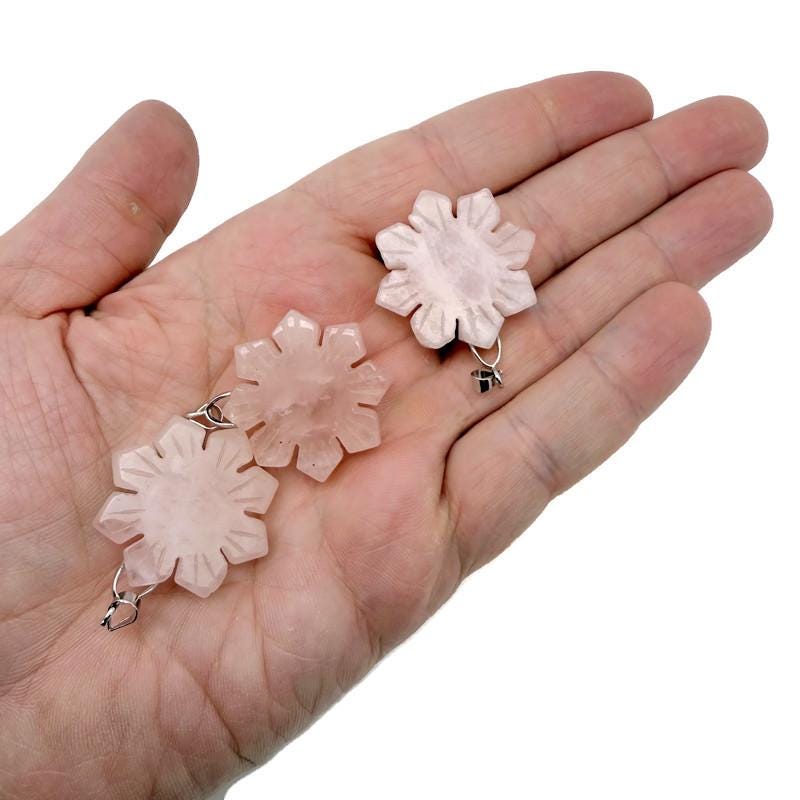 Pendentif flocon de neige en quartz rose - Breloque fleur en cristal sculpté - NC1915