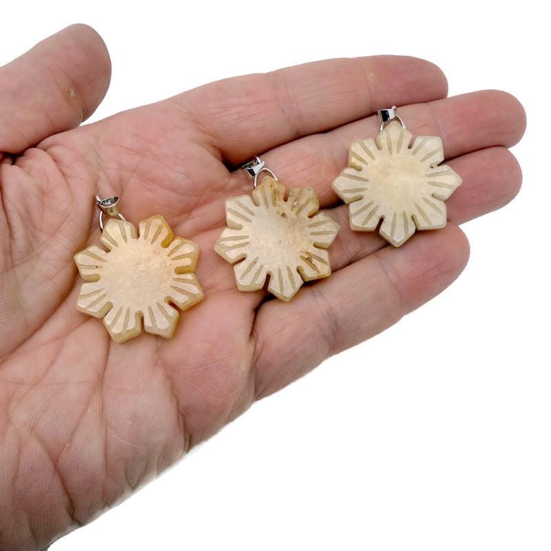 Pendentif flocon de neige en jade jaune - Breloque fleur en cristal sculpté - NC1922